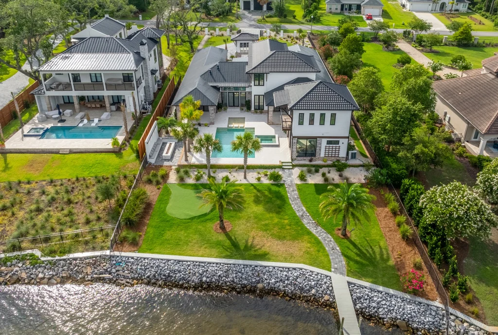 Aerial photograph of a waterfront home at Driftwood Point